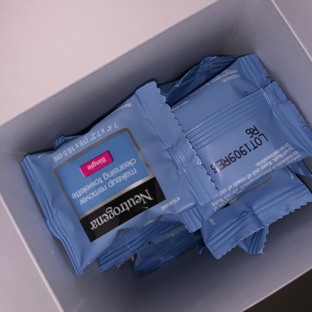 Single Makeup Wipes (18 count)